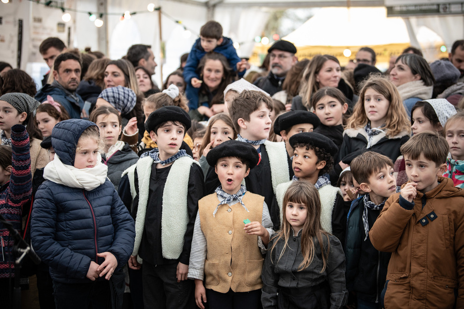 Sous le chapiteau de l'esplanade Roland Barthes les élèves des ikastola bayonnaises ont entonné leurs doux chants de Noël.