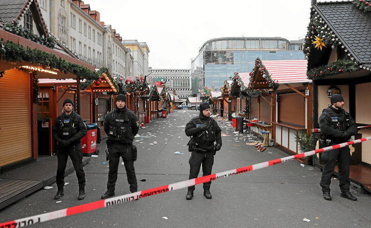 Policías custodían el mercado navideño de Magdeburgo, donde tuvo lugar el atropello multiple.