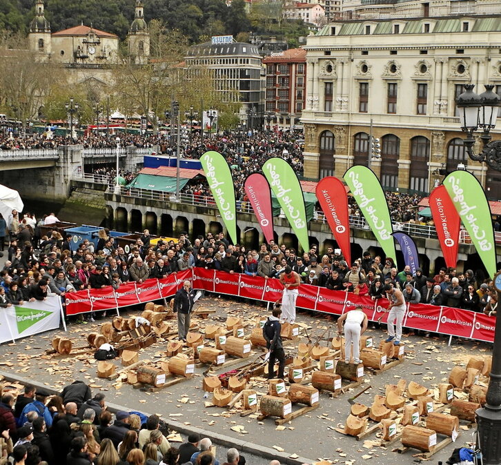 Larunbata izateak eta aro goxoa egoteak jendetza handia biltzea eragin zuen Bilbon zein Donostian, baina hori ez zen aitzakia izan sagardoaz, taloaz, baserriko produktuez eta giro ederraz gozatzeko.