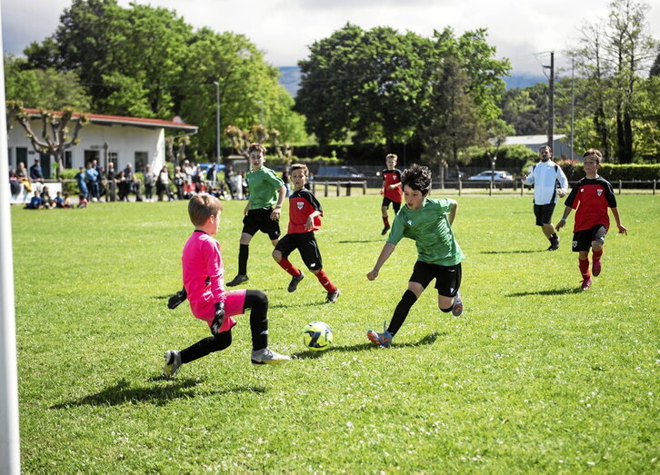 Ziburuko futbol zelaian egindako haurren futbol txapelketa bateko irudia.