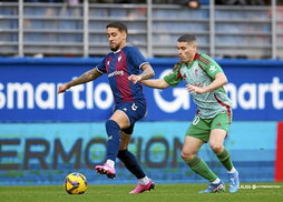 Matheus intenta controlar el balón ante Sergio Ruiz.