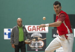 Joseba Ezkurdia, pilota astintzeko prest, aurreko jardunaldi batean.