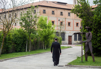 El portavoz de las monjas, José Ceacero, en el exterior del Convento de Belorado.