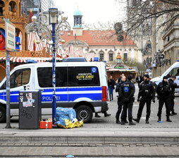 Policías custodian el lugar donde se produjo el atropello.