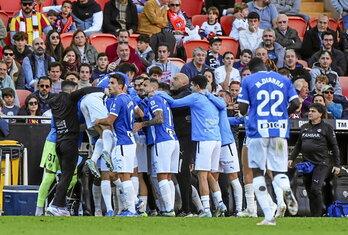 Jugadores y cuerpo técnico forman una piña después de que Jordán transformase de penalti el 1-2.