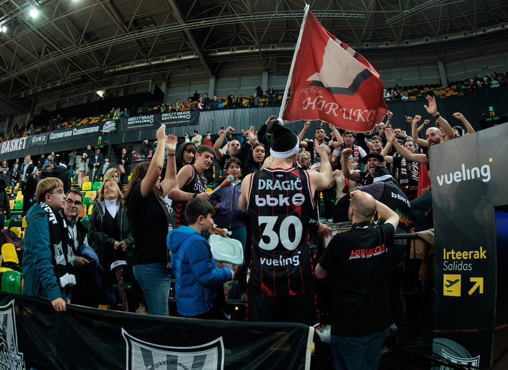 Dragic, el mejor del partido, celebra el triunfo con la afición bilbotarra.