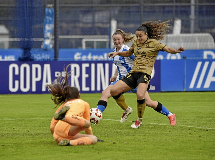 Emma se apresta a rematar el centro de Eizagirre para marcar el 0-1.