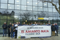 Protesta de Asviamie ante los oficinas del INSS en Donostia.