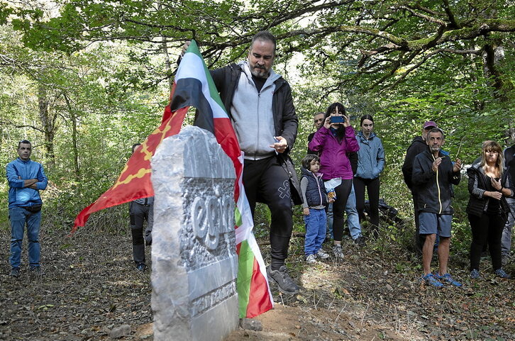 Iñaki Soto, GARAko zuzendaria, Altsasun altxa zuten harria inauguratzen.