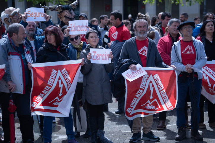 Protesta contra la línea de alta tensión Itxaso-Castejón en Iruñea en abril.