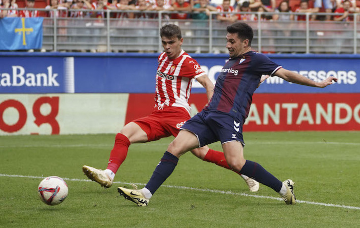 El Eibar no ha podido ganar a ninguno de los diez primeros clasificados. En la imagen, la visita del Sporting a Ipurua.