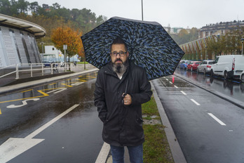 Joseba Novoa, marido de Amaya Zabarte, en el exterior de Anoeta, donde se produjo la agresión policial.