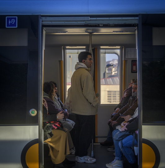 Pasajeros en un autobús urbano de Donostia.