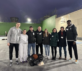 Jaume Ponsarnau y miembros de Bilbao Basket, en el Centro Penitenciario de Basauri.