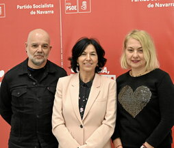 Iván Romo y Laura Sáez, nuevos edile del PSN en Tutera, flanquean a Susana Chueca, la portavoz.