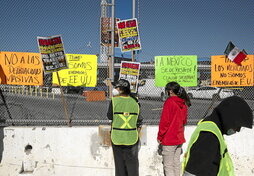 Varias personas se manifiestan en el puerto de cruce de San Ysidro en la frontera entre EEUU y México, en Tijuana