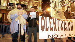 «Olentzero aurrera», protesta frente al ayuntamiento de Iruñea en 2006.