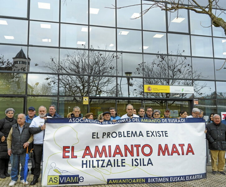 Protesta de Asviamie ante el INSS, en Donostia, en diciembre de 2023.