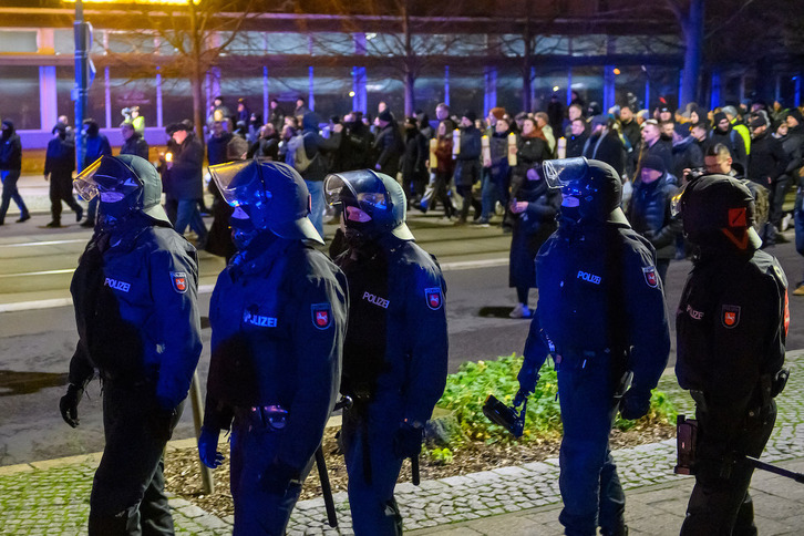 La Policía escolta la marcha de AfD en Magdeburgo por las víctimas del atentado.