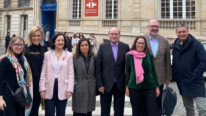 Una delegación jeltzale ante el edificio recuperado en París.