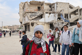 Unos niños regresan a la escuela en la devastada zona de Hajar al-Aswad, a las afueras del sur de Damasco.