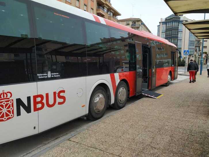 Uno de los autobuses que conectan Iruñea con el resto del herrialde.