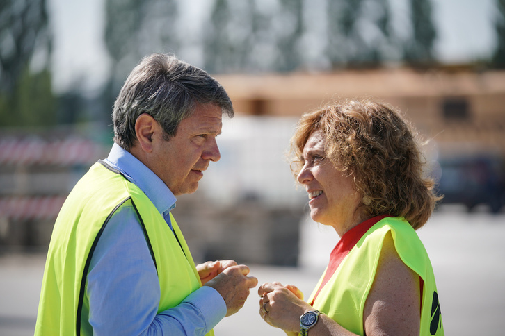 La consejera García Chueca conversa con el secretario estatal de Transportes y exalcalde de Irun, José Antonio Santano, en un acto oficial reciente.