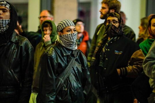 Manifestantes propalestinos en Amsterdam frente a los hinchas del Maccabi.