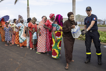 n gendarme reparte agua en Mamoudzou, la ciudad principal de Mayotte.