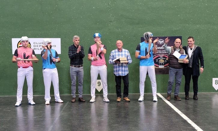 Junto con el concurso de las estrellas actuales, palistas de anteriores generaciones también fueron homenajeados en el frontón Club Deportivo de Bilbo.