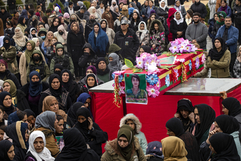 Entierro en Qamishlo de una combatiente de las Unidades de Protección de las Mujeres (YPJ), muerta por el ataque de un dron turco en Kobane.