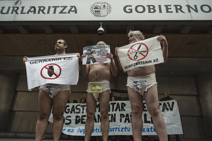 Activistas ante la delegación del Gobierno de Lakua en Bilbo.