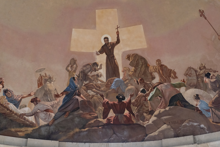 San Francisco de Xabier convirtiendo «infieles», en la pintura de la cúpula de Los Caídos, en Iruñea.