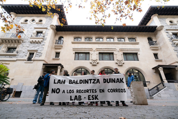 Concentración de trabajadores ante Correos de Araba, este pasado noviembre.