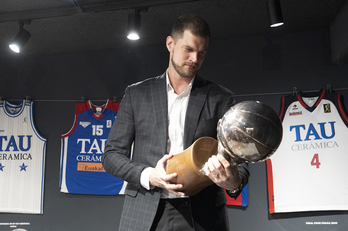 Tiago Splitter, protagonista en el techo y también en el parqué del Buesa Arena.