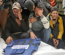 Funerales por los periodistas que Israel mató en el hospital Al-Awda.