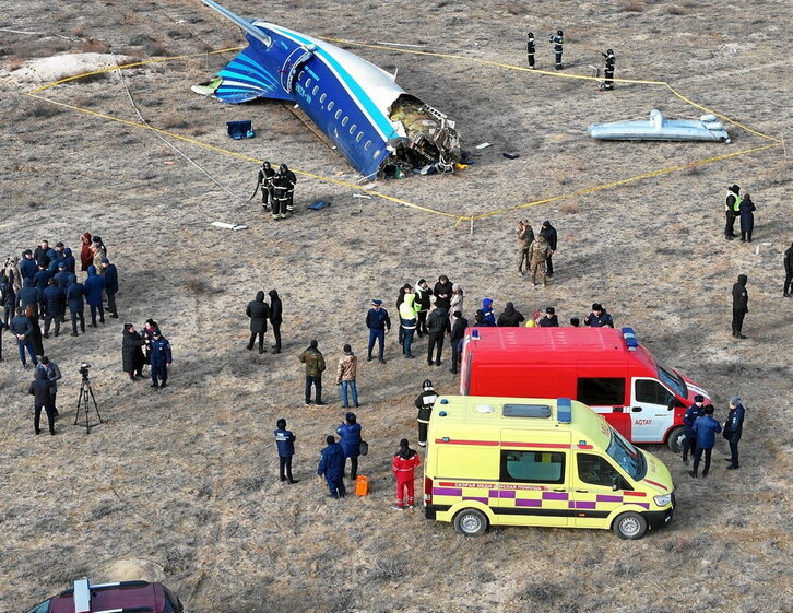 Restos del Embraer de Azerbaijan Airlines caído en Aktau, en Kazajistán.