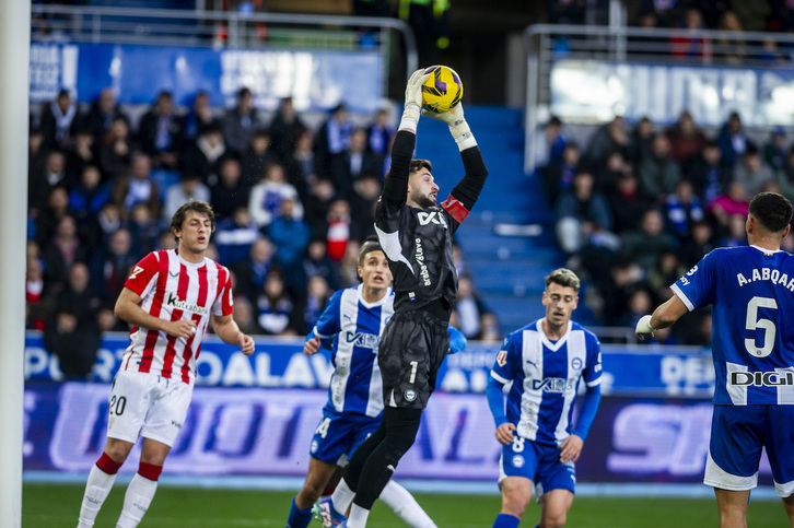 Sivera captura el balón en el reciente derbi entre Alavés y Athletic.