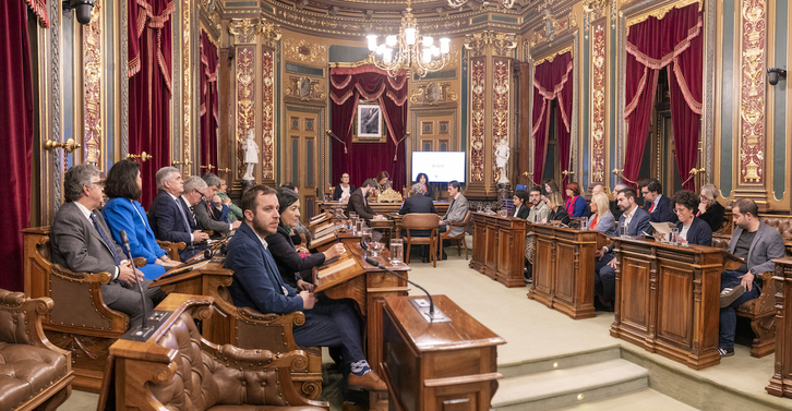 El pleno ha estado presidido por la teniente alcalde Amaia Arregi tras tener que ausentar por enfermedad Juan Mari Aburto.