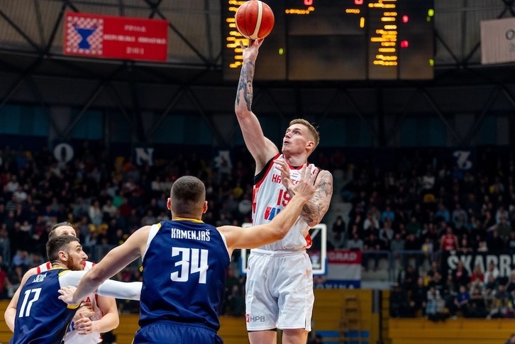 Luka Samanic, en las «Ventanas FIBA» de noviembre frente a Bosnia.