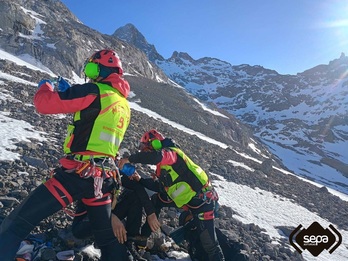 Bomberos atienden al joven tras el hallazgo y rescate.