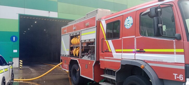 El camión de bomberos, en la entrada a la incineradora este viernes.