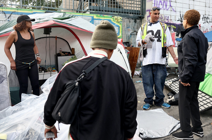 La alcaldesa de Los Angeles, Karen Bass, conversa con personas sin hogar acampadas en el núcleo urbano.