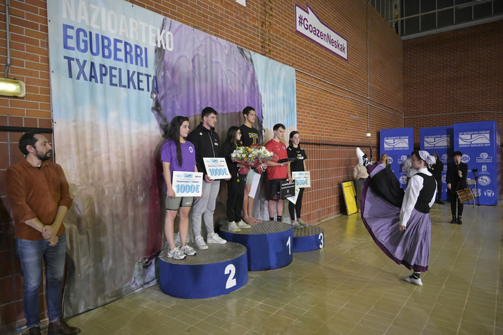 El podio masculino y femenino, recibiendo el aurresku como vencedores.