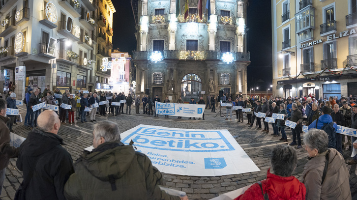 ‘Behin betiko’ en la Plaza del Ayuntamiento de Iruñea, este último viernes de 2024.