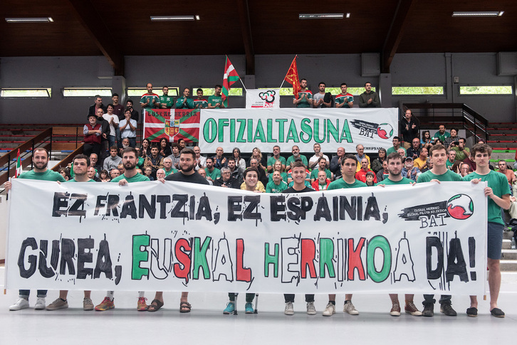 Pelotaris de los dos lados de la muga, reivindicando la selección vasca el pasado junio en Hendaia.