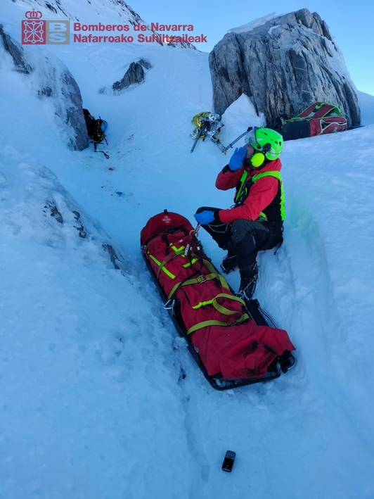 Bomberos procediendo al rescate del montañero herido.