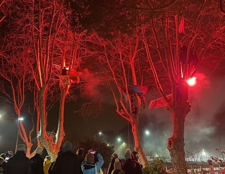 Los activistas llevan dos días y dos noches subidos en estos árboles en Capbreton.