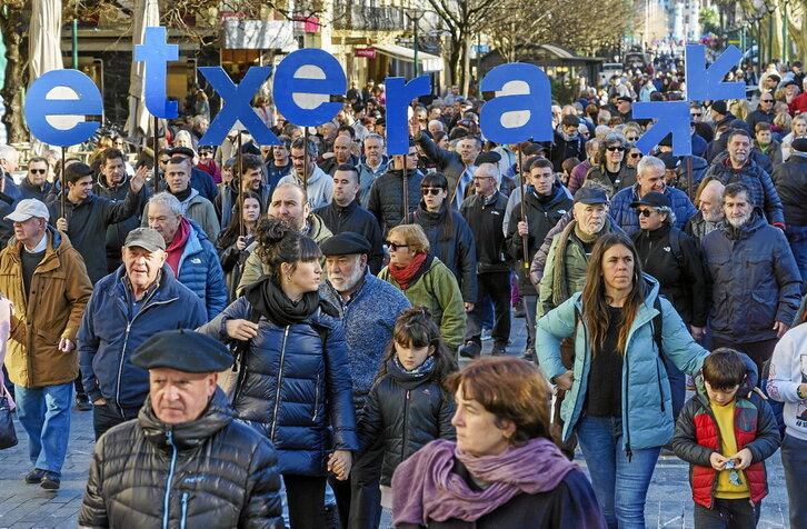 Donostiako erdigunea hartu zuen Sareren manifestazioak. Hilaren 11n hitzordua Bilbon izango da.