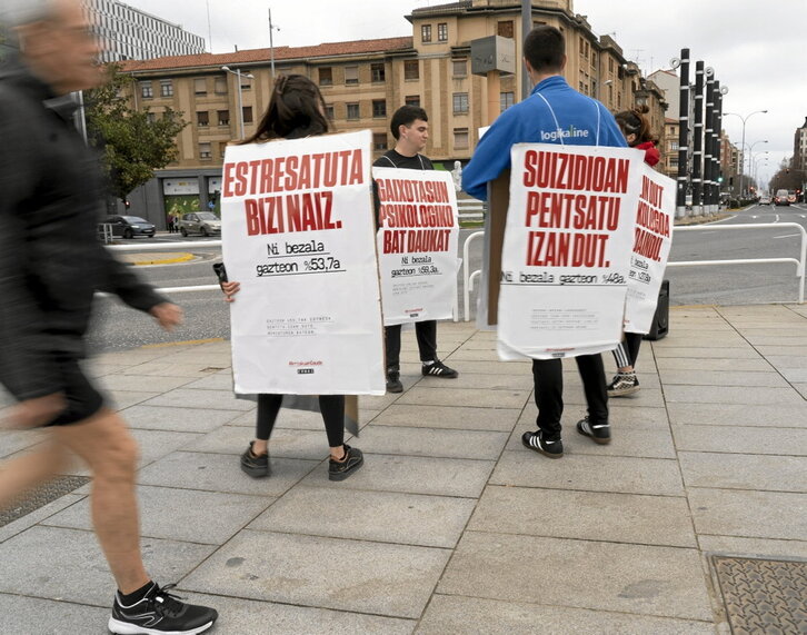 Performance de Ernai en Iruñea contra la precariedad juvenil, realizada en febrero pasado.